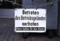 高价找黑客服务靠谱吗？揭秘法律风险与防骗指南，避免人财两空