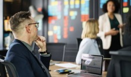 黑客24小时在线微信记录服务靠谱吗？揭秘数据恢复真相与安全风险